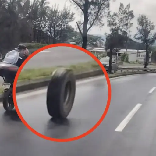 Llanta suelta genera alarma al rodar por la ruta al Pacífico. ,Captura de pantalla video de Facebook.