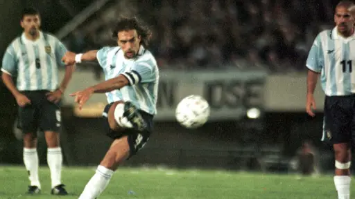 Los dos tripletes de Batistuta bajo la mira de artilleros de élite