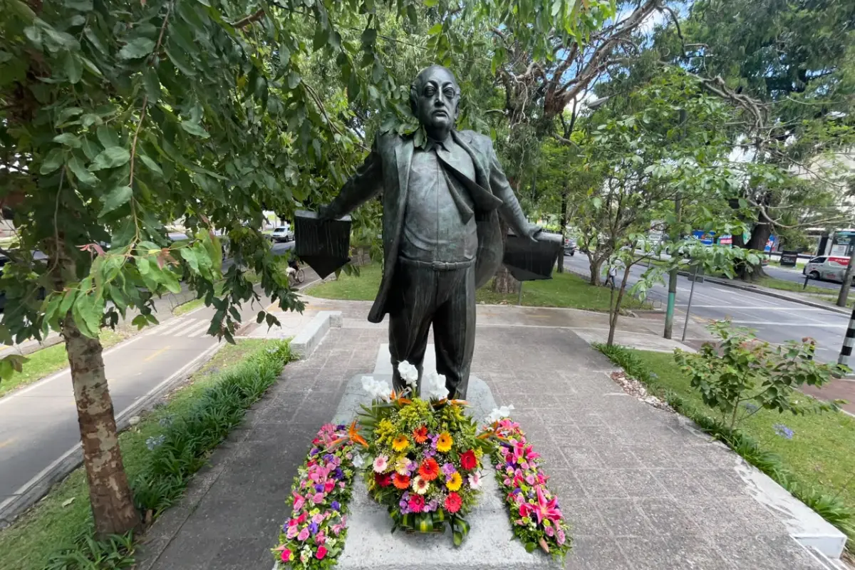 Monumento a Miguel Ángel Asturias en avenida Reforma, Ciudad de Guatemala., Omar Solís/Emisoras Unidas