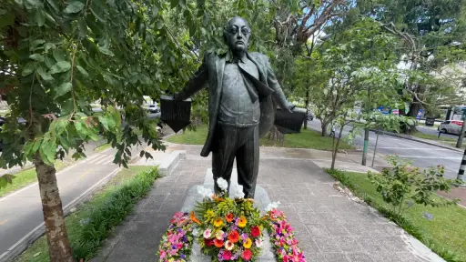 Monumento a Miguel Ángel Asturias en avenida Reforma, Ciudad de Guatemala. ,Omar Solís/Emisoras Unidas