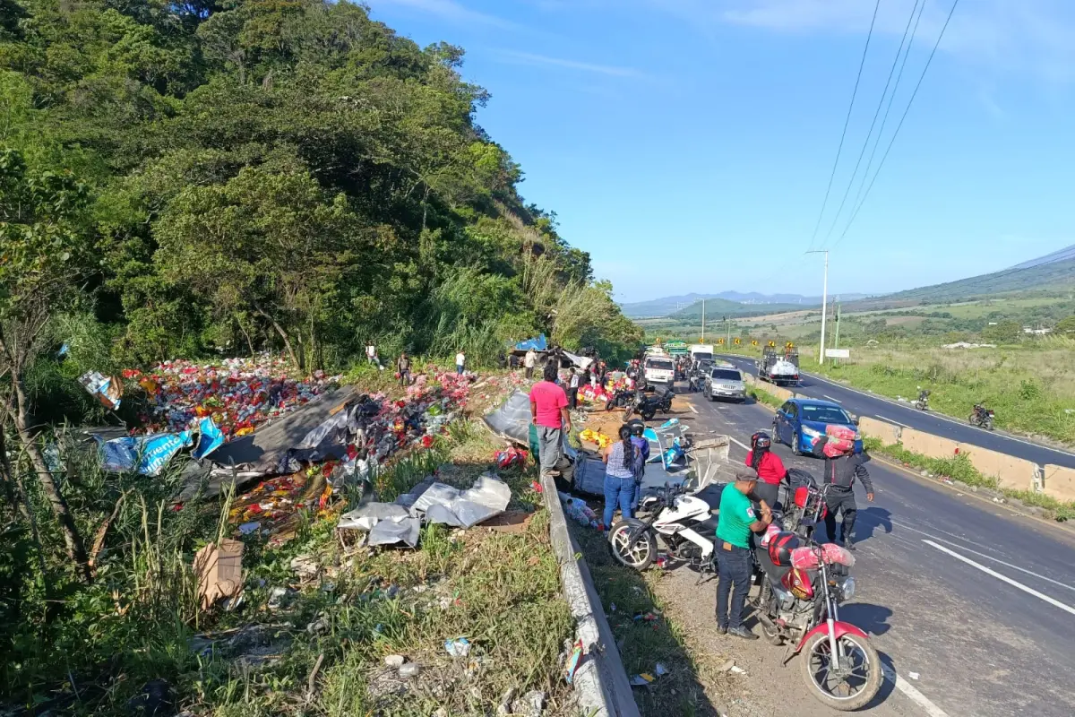 Área donde volcó un tráiler en ruta a El Salvador., Bomberos Voluntarios