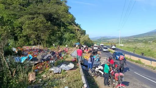 Ruta a El Salvador: Un carril cerrado tras volcar tráiler