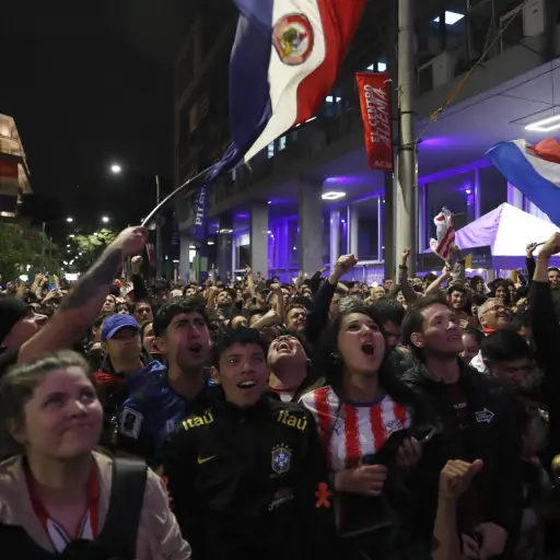 Hinchas de Paraguay celebran la victoria de su selección ante Alemania por la calles de Asunción, Paraguay. ,EFE