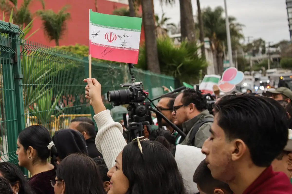 Aficionados despiden a los jugadores de Irán este martes, en Tijuana, México, EFE