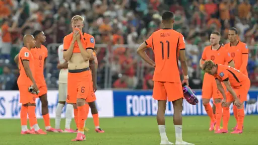 ¡Idénticos! El penal de Justin Kluivert hizo recordar al de su padre Patrick