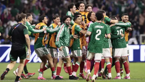 Sheinbaum se rinde ante el Tri tras vencer a Ecuador