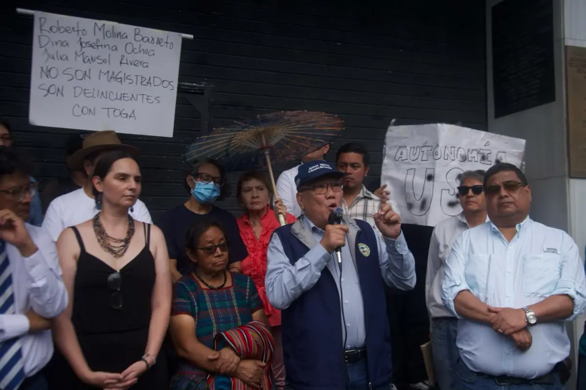 Miembros de USAC-DIRE protestan frente a la Corte de Constitucionalidad. , Foto Omar Solís