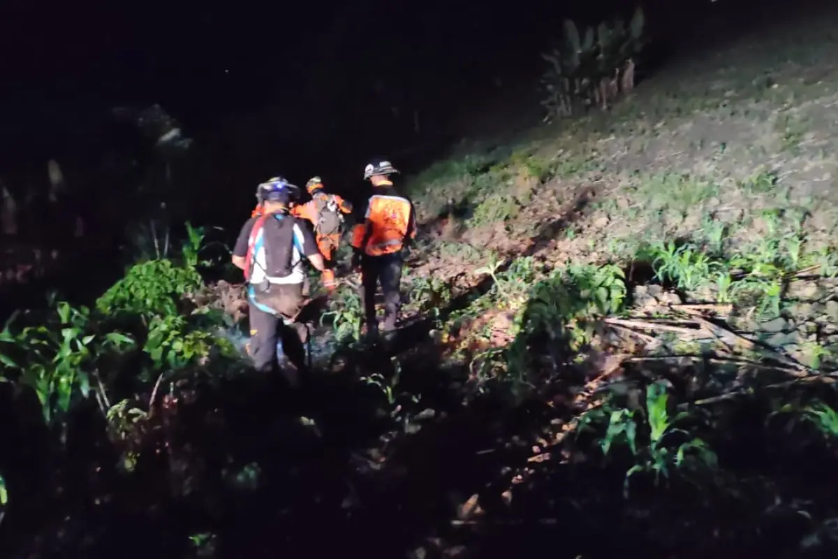 Tres equipos fueron desplegados a distintos puntos de la zona montañosa de Amatitlán para realizar la búsqueda de los menores extraviados., Bomberos Voluntarios