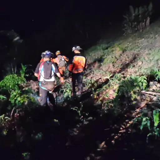 Tres equipos fueron desplegados a distintos puntos de la zona montañosa de Amatitlán para realizar la búsqueda de los menores extraviados. ,Bomberos Voluntarios