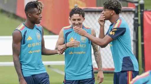 Duelo decisivo: España busca el primer puesto y Uruguay evitar la eliminación 