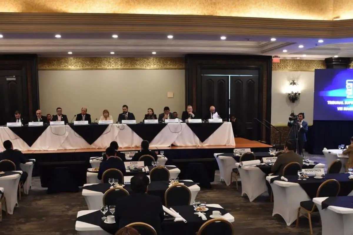 Reunión mensual entre el Pleno de Magistrados del Tribunal Supremo Electoral y representantes de organizaciones políticas., TSE