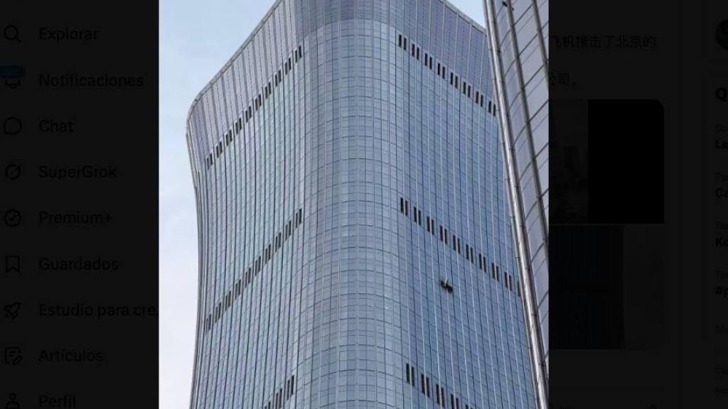 VIDEOS. Avioneta se estrella contra el edificio más alto de China
