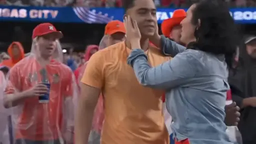 ¡Su reacción no era la esperada! Mujer le propone matrimonio a su novio durante en pleno partido!