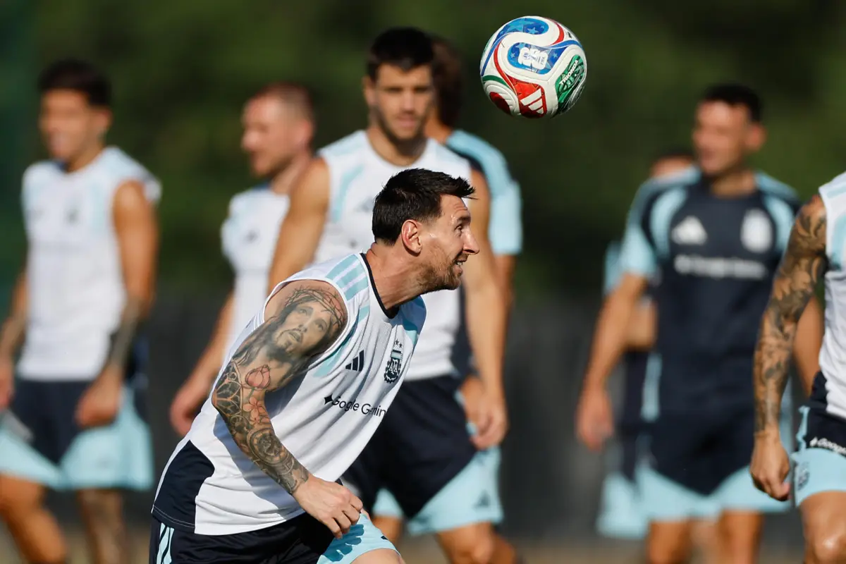 Messi durante un entrenamiento previo al juego contra Jordania., EFE