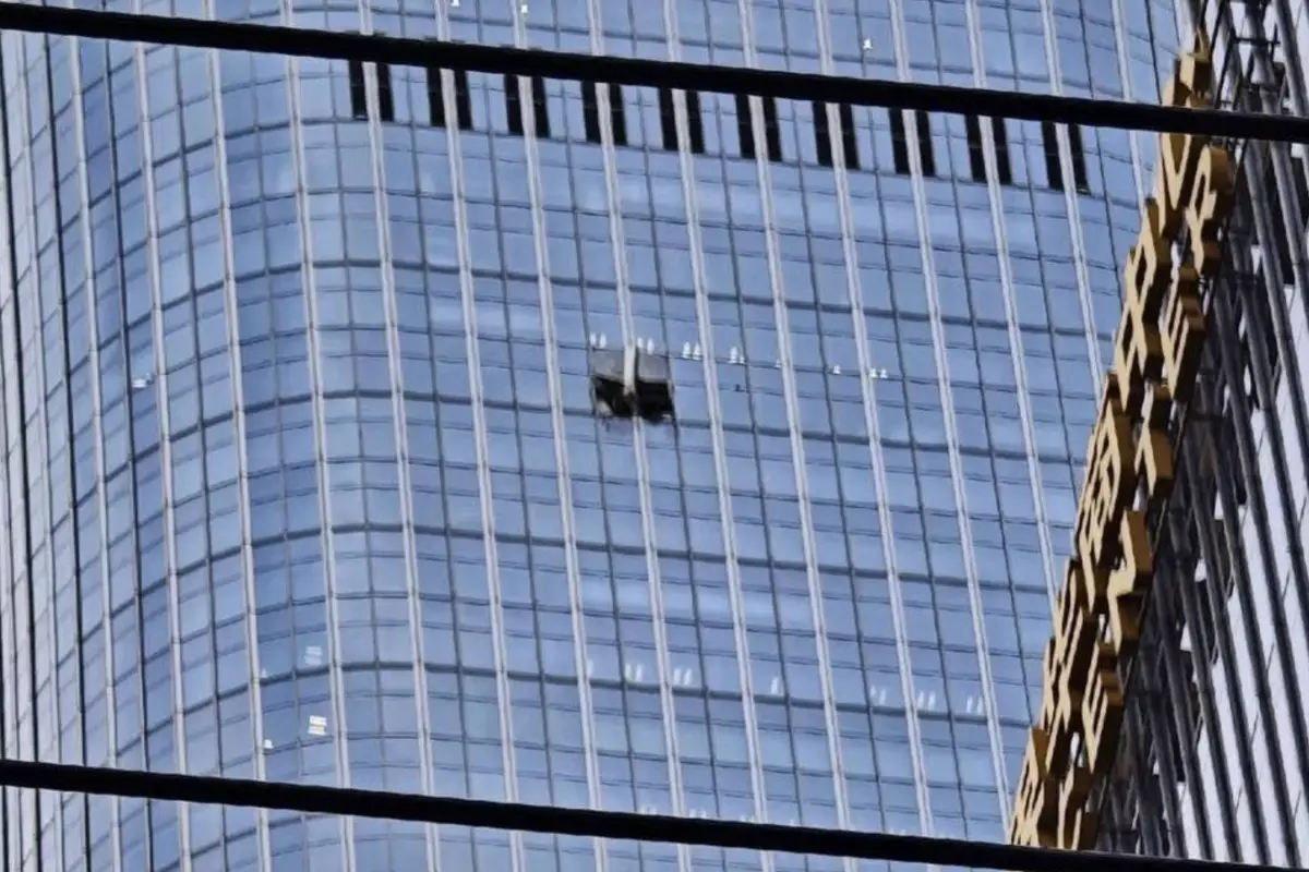 Avioneta se estrella contra el edificio más alto de Beijing., Captura de pantalla video de X.