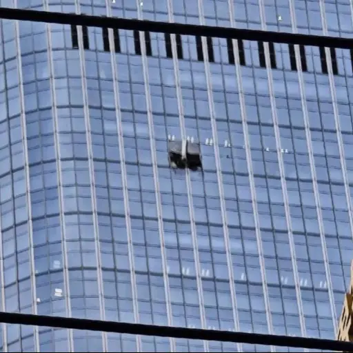 Avioneta se estrella contra el edificio más alto de Beijing. ,Captura de pantalla video de X.