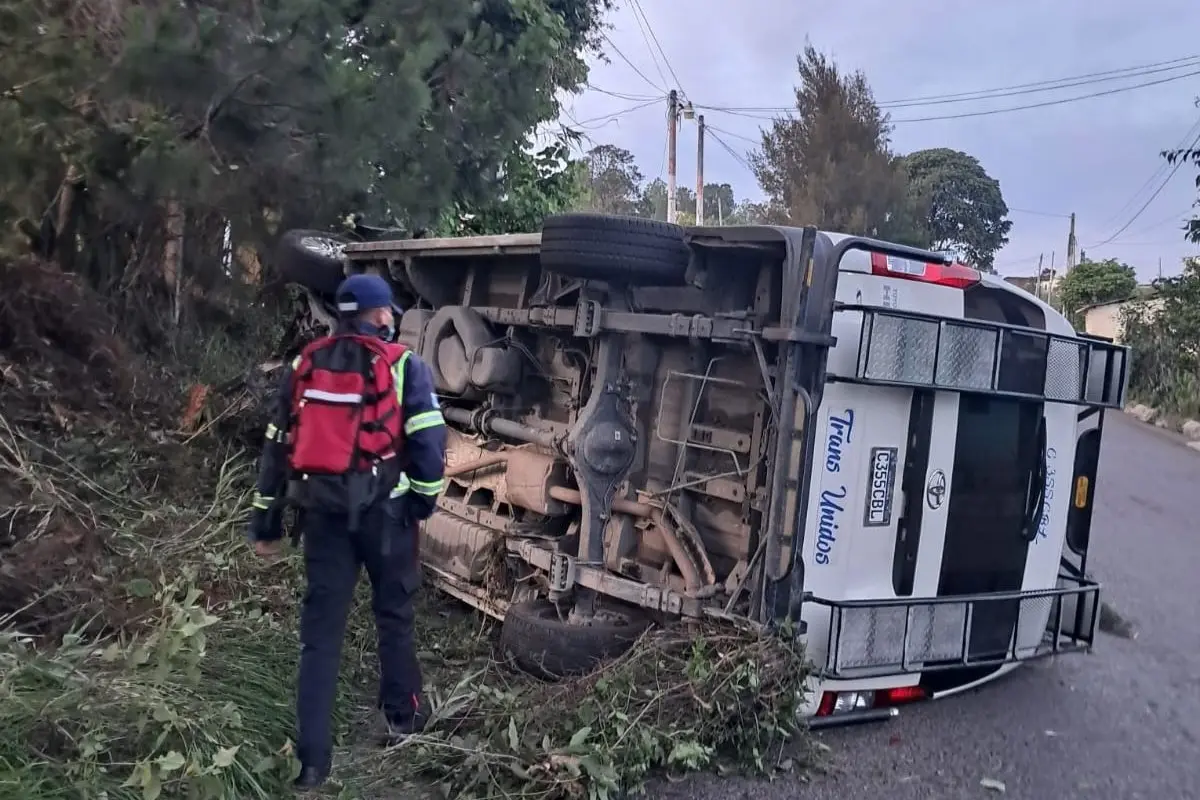 La unidad de transporte volcó en la ruta a San Pedro Jocopilas. , Bomberos Municipales Departamentales. 