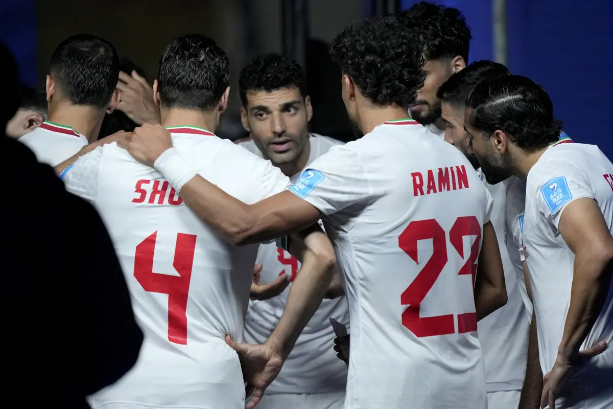 La selección iraní, que acabó tercera de grupo y está a la espera del desenlace de la fase de grupos para saber si se clasifica a dieciseisavos, dejó una nota escrita en el vestuario del Estadio de Seattle, tras su polémico empate contra Egipto., Agencia EFE