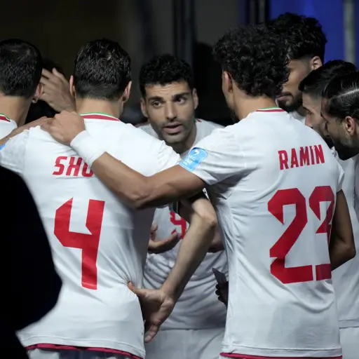La selección iraní, que acabó tercera de grupo y está a la espera del desenlace de la fase de grupos para saber si se clasifica a dieciseisavos, dejó una nota escrita en el vestuario del Estadio de Seattle, tras su polémico empate contra Egipto. ,Agencia EFE