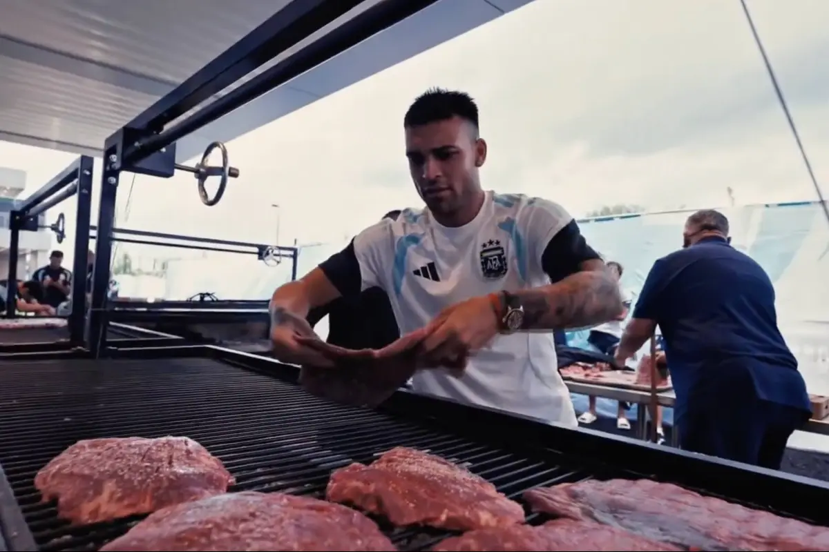 Lautaro Martínez, durante un asado antes del juego de Argentina contra Jordania., Captura