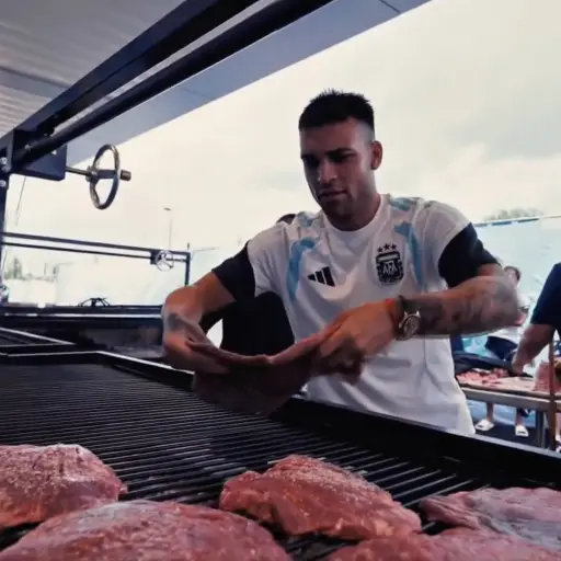 Lautaro Martínez, durante un asado antes del juego de Argentina contra Jordania. ,Captura