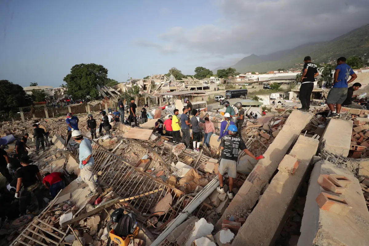Personas realizan labores de búsqueda en una zona afectada por los terremotos en Venezuela,  EFE/ Ronald Peña R
