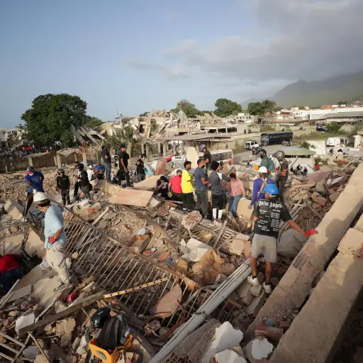 Personas realizan labores de búsqueda en una zona afectada por los terremotos en Venezuela , EFE/ Ronald Peña R