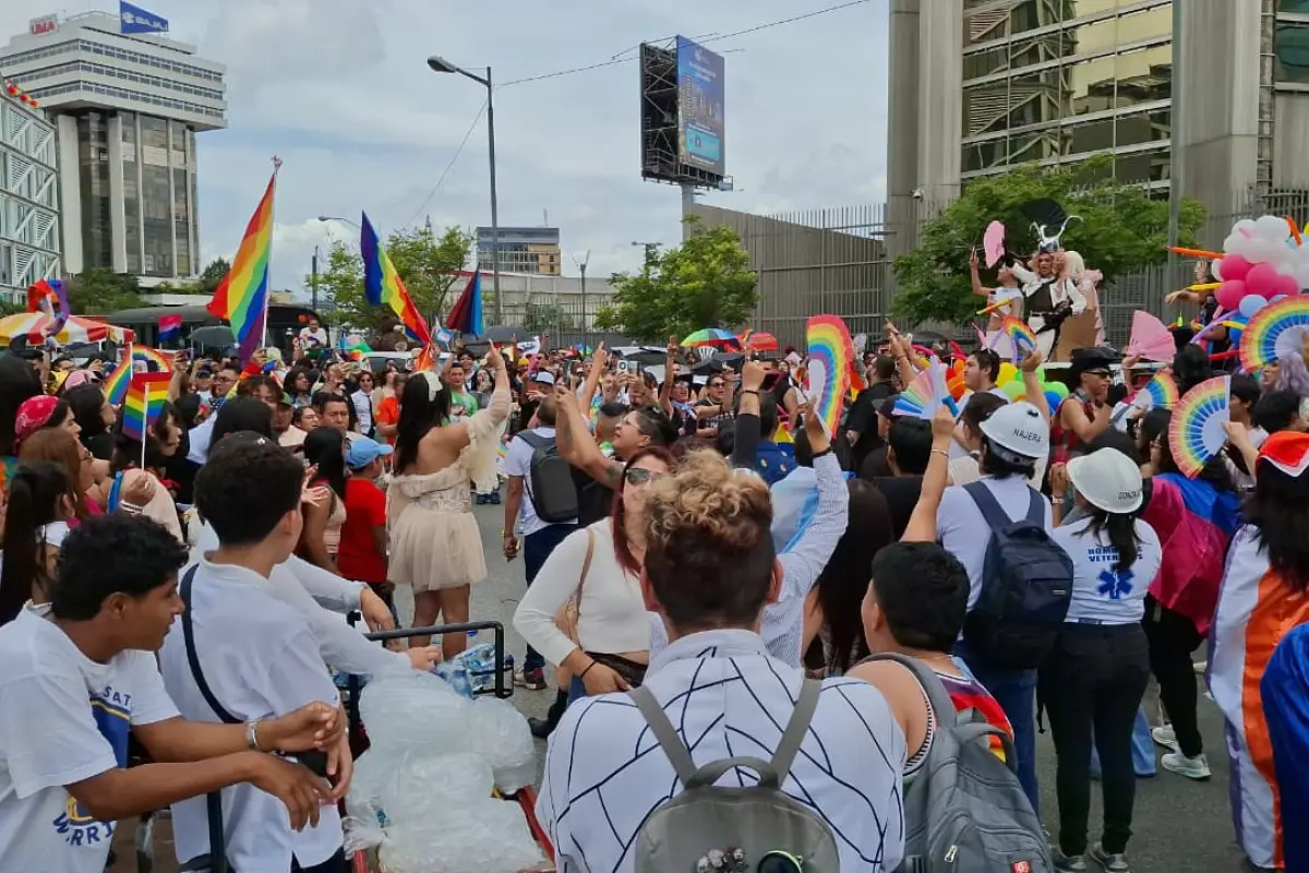 Varios integrantes de la comunidad LGBTIQ+ marcharon hacia la zona 1 capitalina., Alex Meoño 