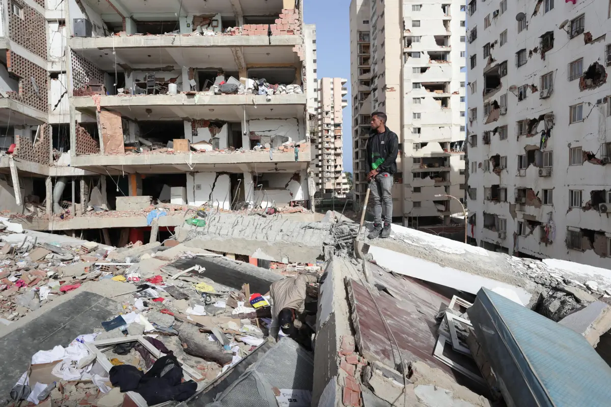 Un hombre observa sobre un edificio afectado por los terremotos en La Guaira (Venezuela),  EFE/ Ronald Peña R
