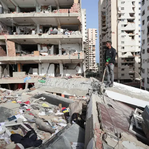 Un hombre observa sobre un edificio afectado por los terremotos en La Guaira (Venezuela) , EFE/ Ronald Peña R