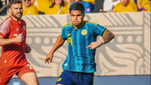El Cucho Hernández conoce por primera vez a su bebé antes del duelo entre Colombia y Portugal