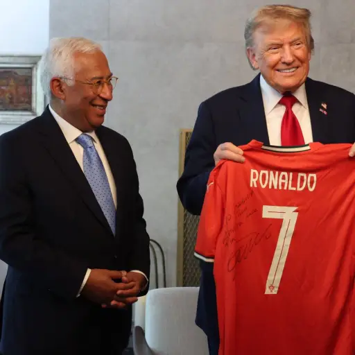 Trump con la camiseta de CR7 ,EFE.