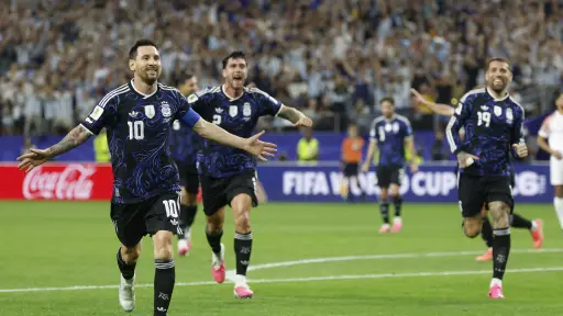 Sentado y en silencio: el momento de Messi que se hizo viral antes de la semifinal