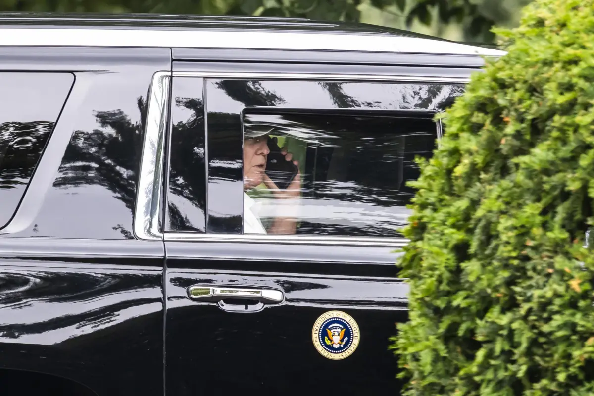 El presidente de EE. UU., Donald Trump, fue captado este 27 de junio al hablar por teléfono a bordo de un automóvil, a la salida de la Casa Blanca, en Washington DC. , EFE