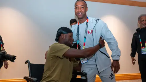 Koné recibe visita del futbolista de Catar que le fracturó la pierna