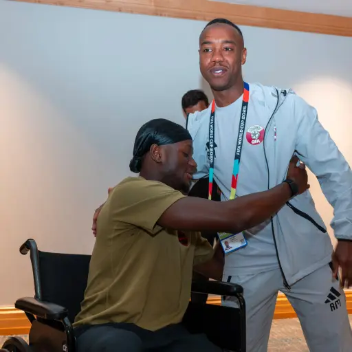 Koné, de Canadá, recibió la visita del futbolista de Catar que lo lesionó en el Mundial 2026 ,EFE