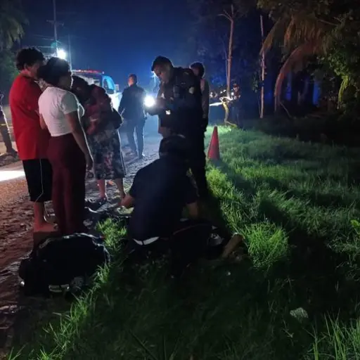 El cadáver fue hallado a un costado de la carretera en Escuintla. ,Bomberos Municipales Departamentales