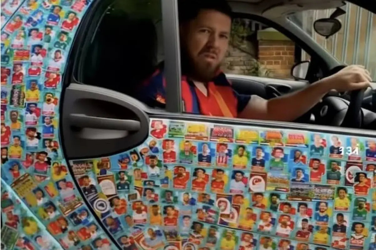El creador de contenido irlandés John Nellis se volvió viral por cubrir todo su automóvil con más de 4,000 estampas del álbum del Mundial. , Redes
