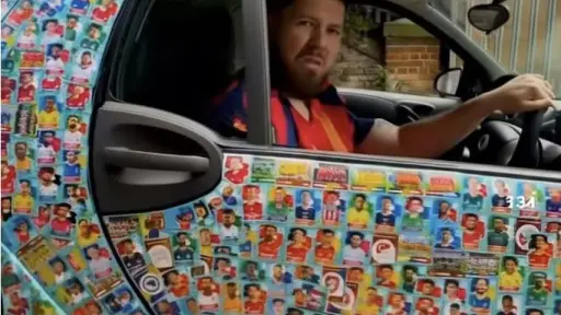 Un carro, cuatro mil estampas y un Mundial: la historia viral de John Nellis
