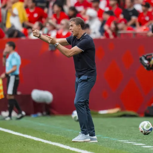 El seleccionador de Catar Julen Lopetegui durante uno de los juegos del Mundial 2026. ,EFE