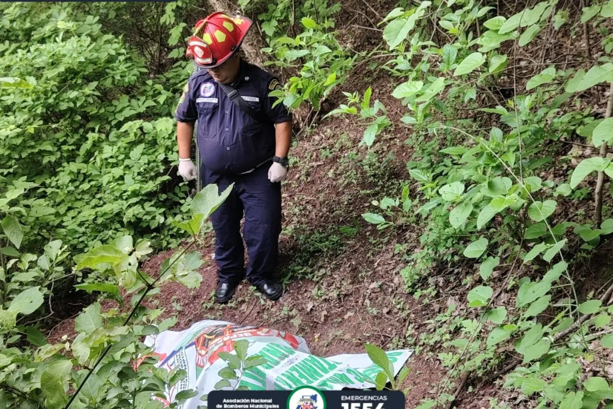 El hombre desaparecido fue encontrado en una zona boscosa de El Progreso., Bomberos Municipales Departamentales