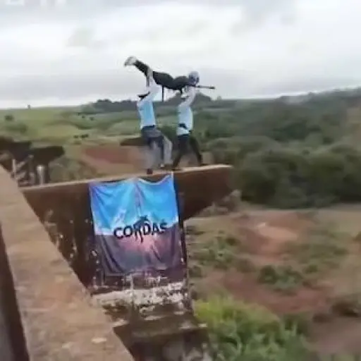 Joven lanzada desde puente sin cuerdas ,Captura de video