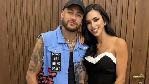 La pareja de Neymar alienta a la selección de Brasil con atrevida prenda hecha de botines de fútbol
