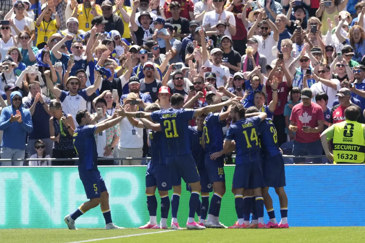 Jugadores de Bosnia y Herzegovina celebran gol ante Catar 