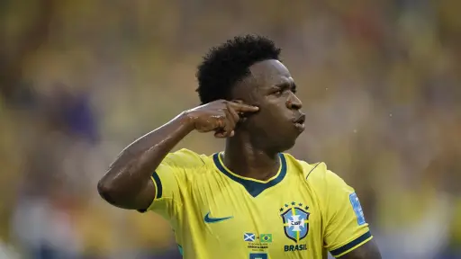 Es una vergüenza: Vinicius Jr explota contra el VAR tras su gol anulado en el Escocia vs. Brasil