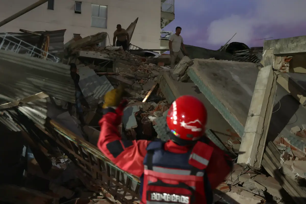  Integrantes de cuerpos de emergencia llegan a un edificio afectado este miércoles, luego de dos fuertes terremotos sacudieron el Caribe venezolano en Caracas (Venezuela), Foto EFE