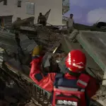  Integrantes de cuerpos de emergencia llegan a un edificio afectado este miércoles, luego de dos fuertes terremotos sacudieron el Caribe venezolano en Caracas (Venezuela) ,Foto EFE