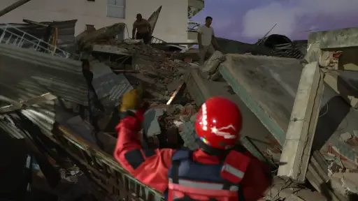  Integrantes de cuerpos de emergencia llegan a un edificio afectado este miércoles, luego de dos fuertes terremotos sacudieron el Caribe venezolano en Caracas (Venezuela) ,Foto EFE