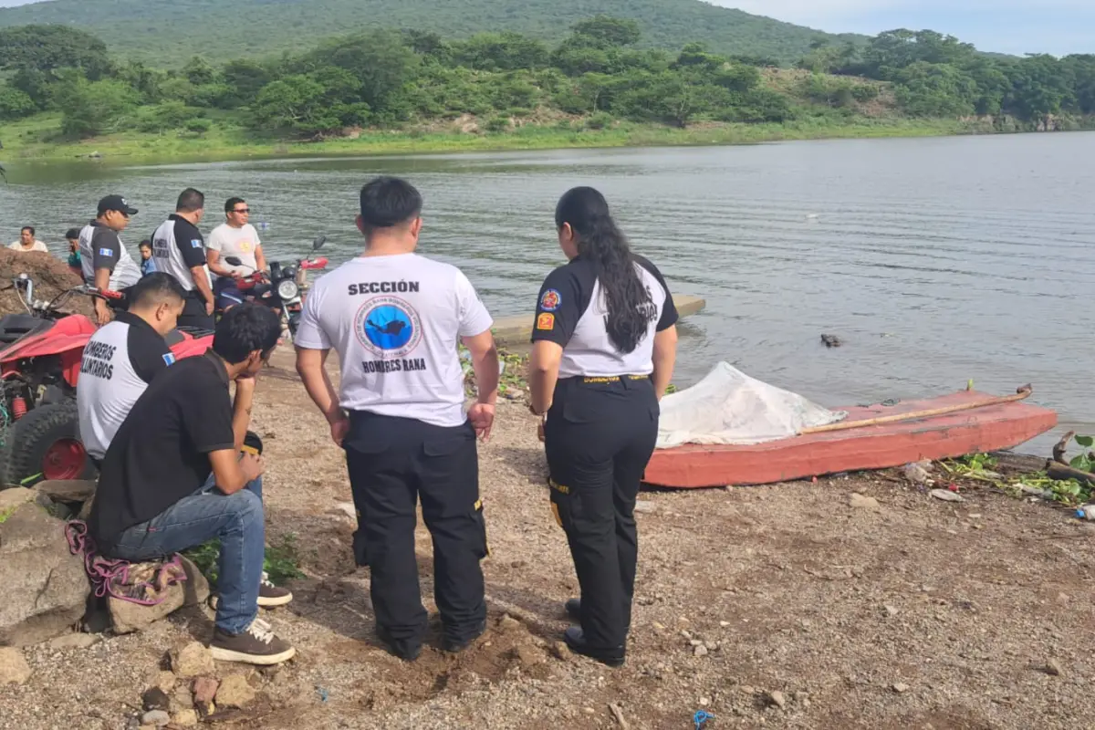 El área donde se realizó el rescate del cuerpo de una persona en la Laguna de Atescatempa., Bomberos Voluntarios