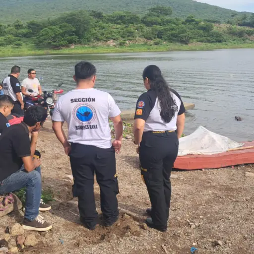 El área donde se realizó el rescate del cuerpo de una persona en la Laguna de Atescatempa. ,Bomberos Voluntarios